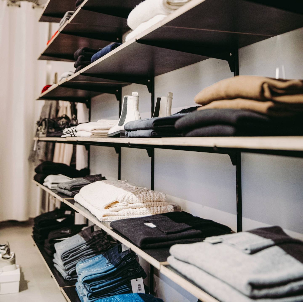 Các thương hiệu và nhà bán lẻ đang sử dụng AI để tối ưu hóa hàng tồn kho và trưng bày sản phẩm.