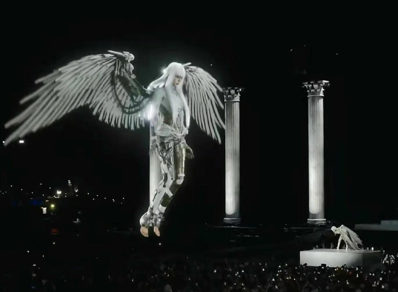 Lisa gây choáng ngợp với màn diễn ‘thiên thần người máy’