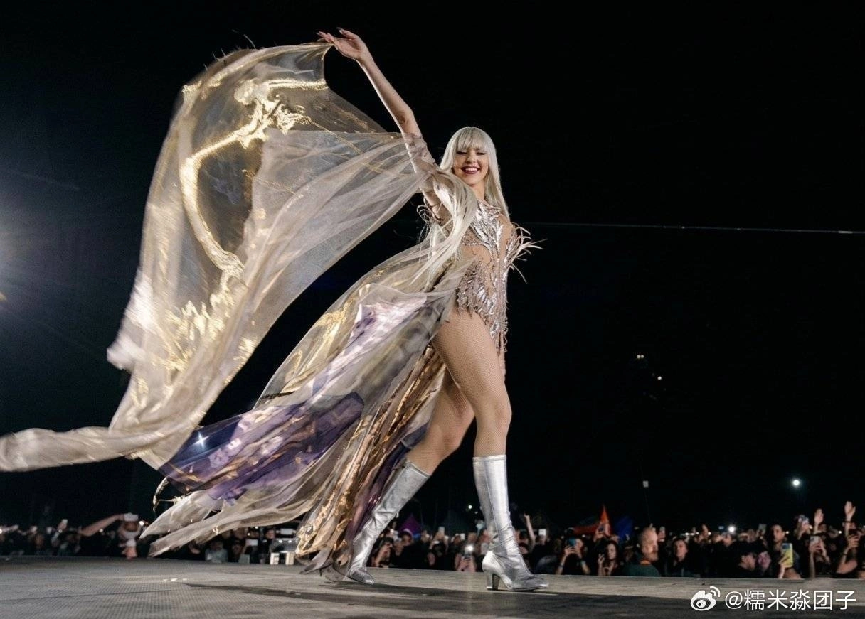 Lisa gây choáng ngợp với màn diễn ‘thiên thần người máy’